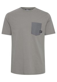 Grey short-sleeve t-shirt made of cotton. Features a contrasting grey pocket on the left chest and a small brand tag on the pocket.