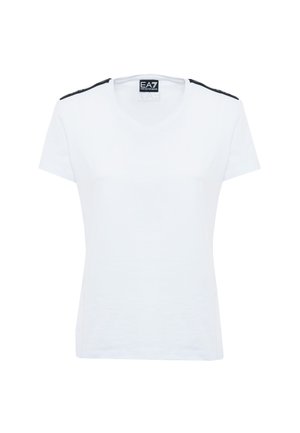 T-shirt bianco a maniche corte con scollo a V, caratterizzato da accenti neri sulle spalle e una texture morbida. Marchio visibile sull'etichetta del collo.