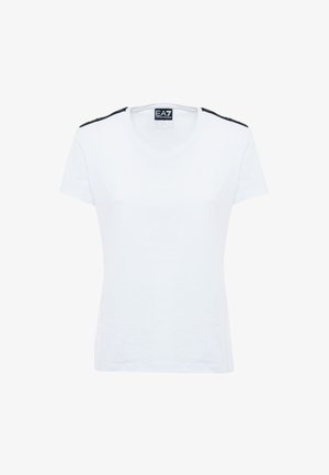 T-shirt bianco a maniche corte con scollo a V, caratterizzato da accenti neri sulle spalle e una texture morbida. Marchio visibile sull'etichetta del collo.