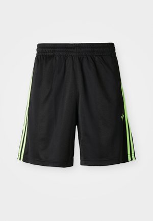 Pantalones cortos deportivos negros con cintura elástica, que cuentan con dos rayas verticales de color verde neón a cada lado y un pequeño logo en la parte frontal izquierda.