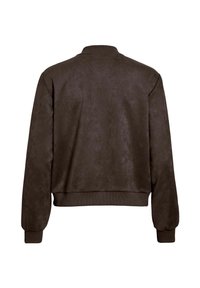 Brūna, mīksta tekstūras bombers jaka ar augstu apkakli un ribots aprocēm. Raksturo vienkāršs, tīrs siluets, bez redzamām aizdares vai rakstiem.