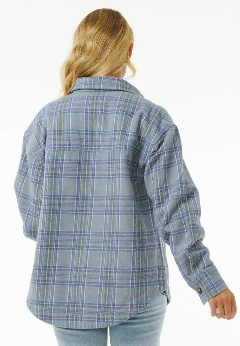 Camisa de franela a cuadros en azul claro con rayas amarillas y verdes, que presenta un cuello, mangas largas y un dobladillo redondeado.