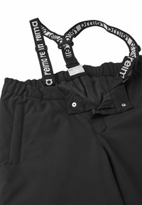 Schwarze Schneehose mit verstellbaren schwarzen Trägern und weißer Markenbeschriftung. Enthält einen Reißverschluss, ein elastisches Bündchen und Seitentaschen.