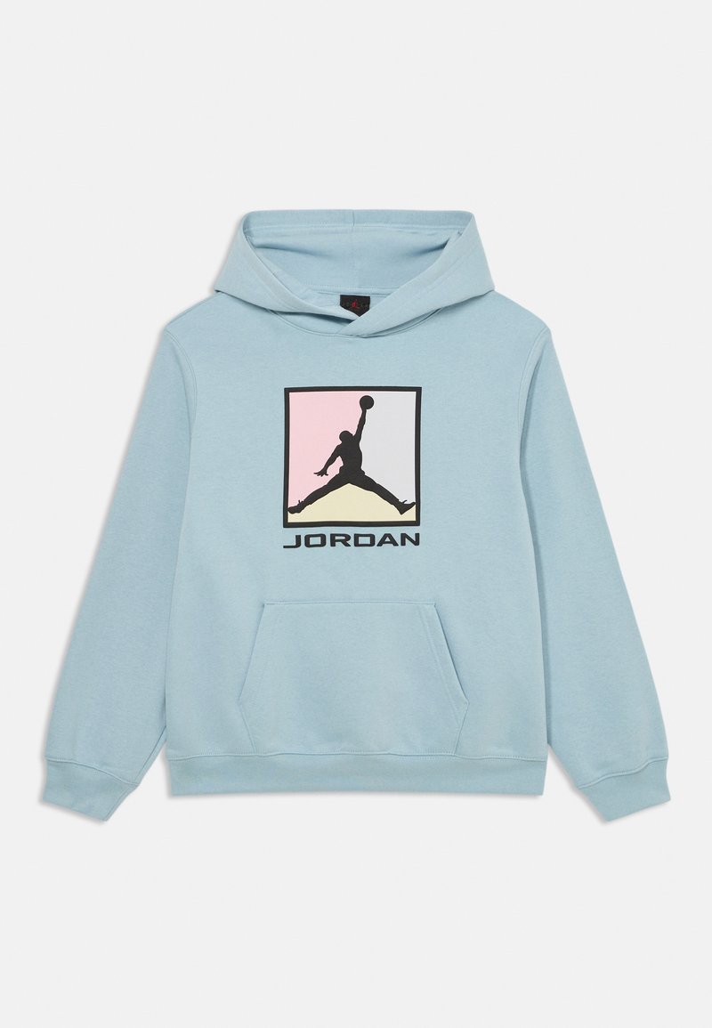 Sweatshirt azul claro com bolso canguru à frente, apresentando um logótipo multicolorido da Jordan com a silhueta de um jogador de basquetebol e o texto "JORDAN" abaixo.