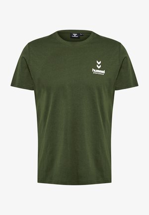 T-shirt en coton vert foncé avec col rond, manches courtes, et logo blanc "hummel sportswear" sur la poitrine, présentant un motif chevron.