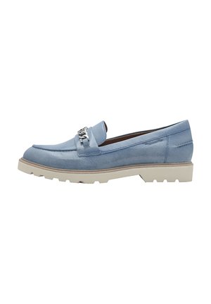 Lys blå skinnlignende loafers med teksturert finish, sølvfargede detaljer, og en hvit, robust såle for bedre grep. Lavt skåret design.