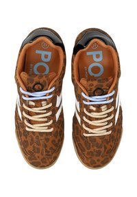 Sneakers marroni con un motivo a stampa leopardata, strisce bianche e lacci beige. Presentano una punta arrotondata e un dettagli in nero lucido sul tallone.