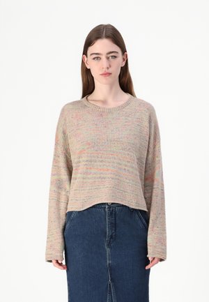 Strikkegenser med rund hals, som har et flerfarget spraglete mønster. Løs passform, lange ermer, avkortet kant, satt sammen med et denimskjørt.