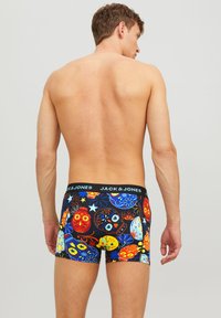 Bunte Boxershorts mit schwarzem Grund, die lebhafte Schädel- und Blumenmuster aufweisen. Elastischer Bund mit "JACK & JONES"-Branding.