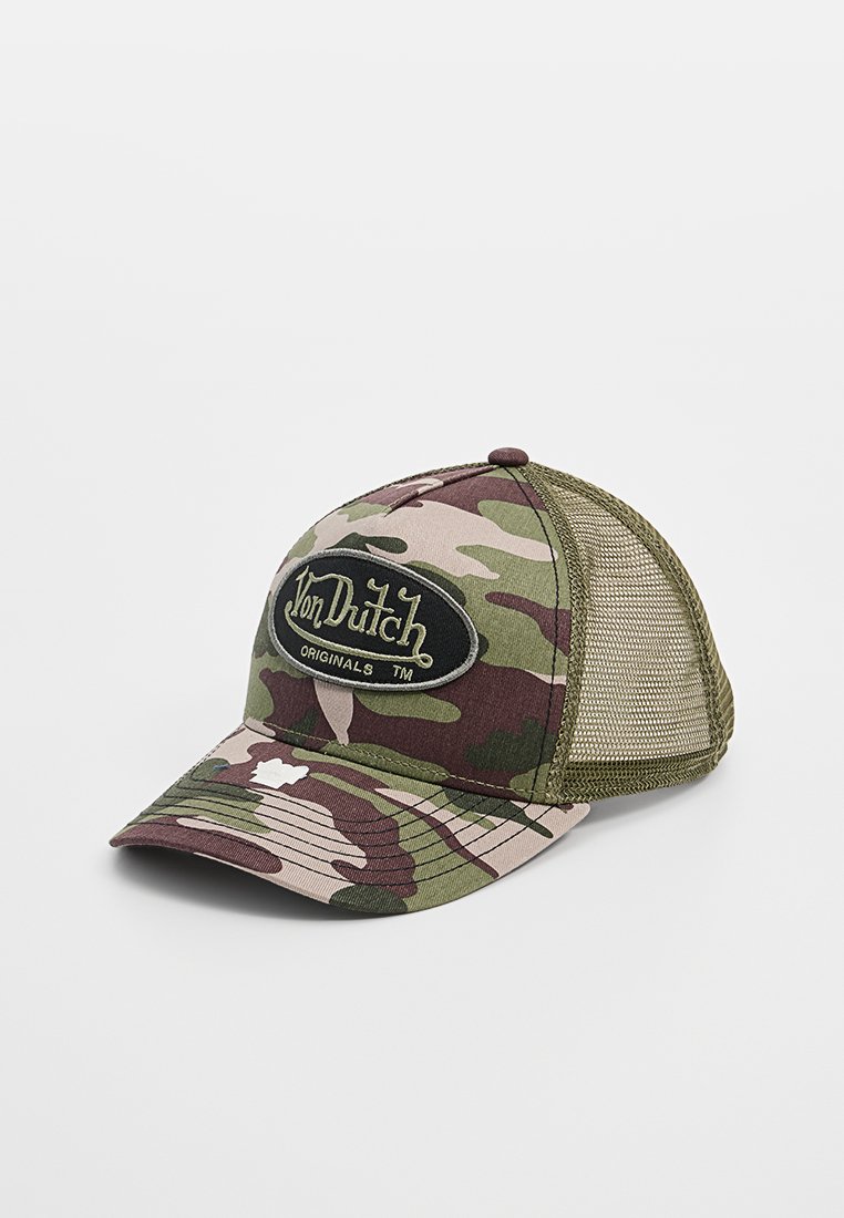 Casquette camouflage avec une visière arrondie, fabriquée en tissu et en maille. Dotée d'un patch en forme d'ovale noir avec un texte blanc. Tons principalement verts et marron.