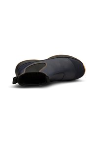 Bota de goma azul oscura con un panel negro texturizado, punta redonda y costuras en tono marrón claro en contraste. Cuenta con una asa para facilitar su uso.