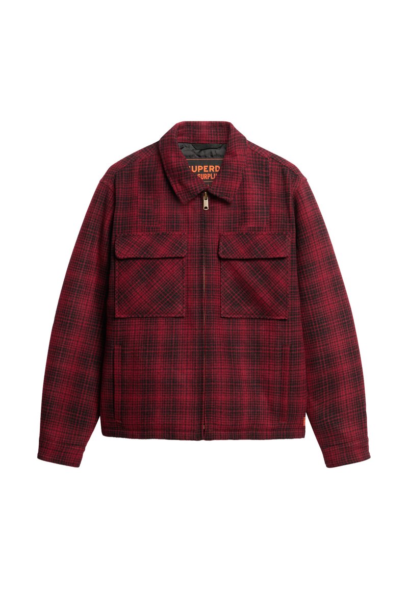 Rotkariertes Jackett mit schwarzen Akzenten, mit einem Reißverschluss vorne, zwei Brusttaschen und einem klassischen Kragen. Hergestellt aus gewebtem Stoff.