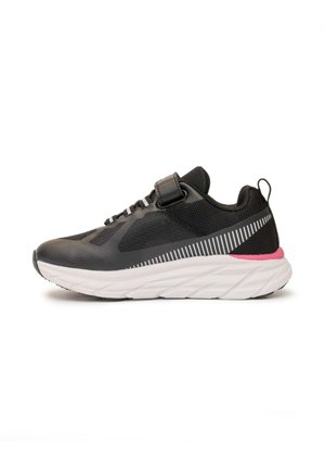Chaussure de sport noire avec semelle blanche, accent rose au talon, dessus en mesh, bride auto-agrippante et détail rayé réfléchissant sur le côté.