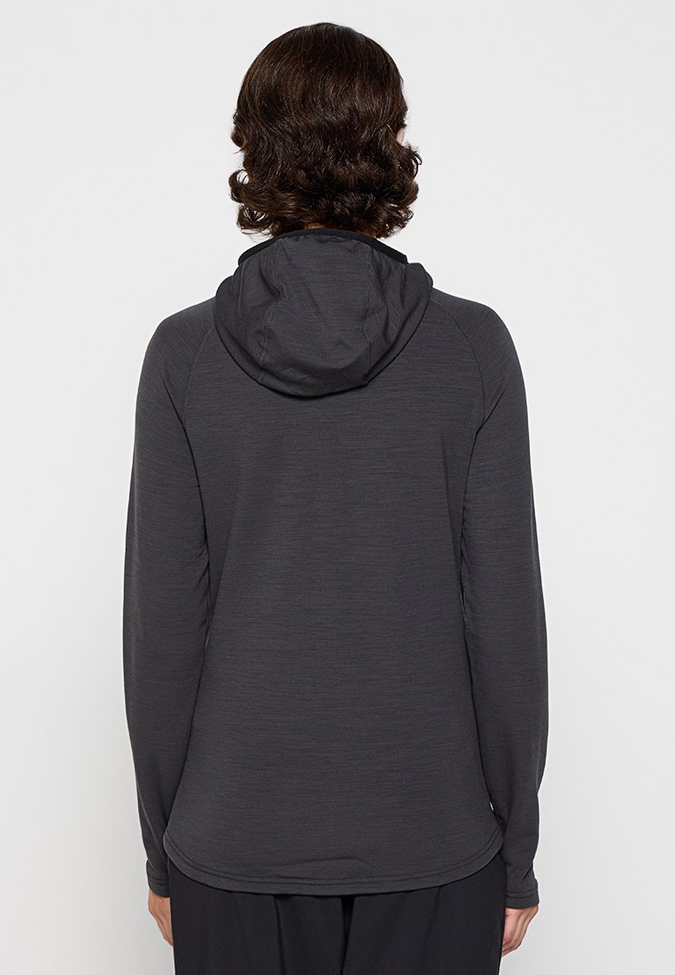 Ciemnoszara bluza z długim rękawem, wykonana z miękkiego, teksturowanego materiału i dopasowanego kaptura. Posiada raglanowe rękawy oraz zaokrąglony dół.