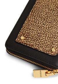 Nahaufnahme einer braun gemusterten und schwarzen Geldbörse mit Reißverschluss, deren Ecken mit goldenen Schrauben und einem goldenen Reißverschluss-Zipper mit der Aufschrift "Borbonese" verziert sind.