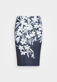 Jupe crayon marine avec un imprimé floral en teintes blanches. Le design présente de grandes fleurs et des feuilles avec une finition lisse et texturée.