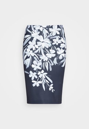 Granatowa spódnica ołówkowa z kwiatowym wzorem w odcieniach bieli. Projekt obejmuje duże kwiaty i liście o gładkiej, teksturowanej powierzchni.