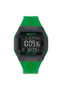 Montre numérique avec un bracelet en silicone vert, un cadran rectangulaire noir, de grands chiffres blancs et le logo Adidas. Caractéristique de résistance aux chocs notée.