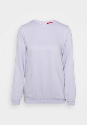 Licht lavendelkleurige blouse met lange mouwen, ronde hals, knoopsluiting aan de achterkant en elastische manchetten en zoom.