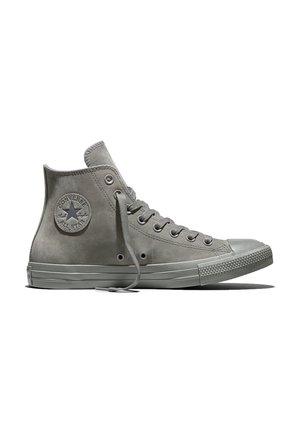 Grijze hoge Converse All Star sneaker met veters en een rubberen zool, gezien van de zijkant op een witte achtergrond.