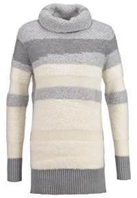 Pull tricoté doux à manches longues avec col roulé, présentant des rayures texturées horizontales dans des tons de gris et de crème.