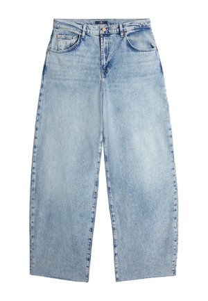 Jeans in denim blu chiaro a gamba larga con orlo grezzo, cinque tasche e chiusura a bottone. Texture liscia con un finish sbiadito e cuciture visibili.