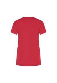 Czerwona koszulka z krótkim rękawem, okrągłym dekoltem, o prostym wzorze, gładkiej fakturze i bez widocznych wzorów czy ozdób.