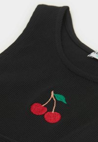 Černý žebrovaný top bez rukávů se červenými vyšitými třešněmi a zelenými listy. Hladká textura a kulatý výstřih.