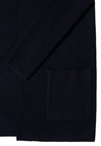 Marinblå rippad cardigan med en mjuk textur, öppet fram och en enda ficka på vänster sida.