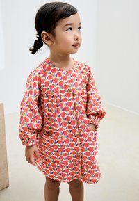 Blomstermønstret kjole i orange og pink lavet af letvægtsstof. Har puffede ærmer, rund halsudskæring og knapper foran.