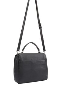 Zwarte leren handtas met een gestructureerde vorm, voorzien van een korte handgreep aan de bovenkant en een lange verstelbare schouderband. Gevoelige oppervlakte en detail van een voorvak.