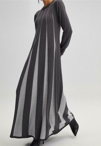 Langsleeve jurk in donkergrijs en lichtgrijs gestreept; gemaakt van zachte stof met een vloeiende pasvorm en een ronde halslijn.
