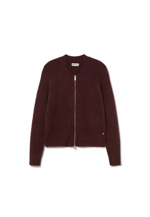 Suéter burdeos con cremallera hecho de un tejido suave y texturizado. Presenta un cuello redondo y detalles en canalé en los hombros y los puños.