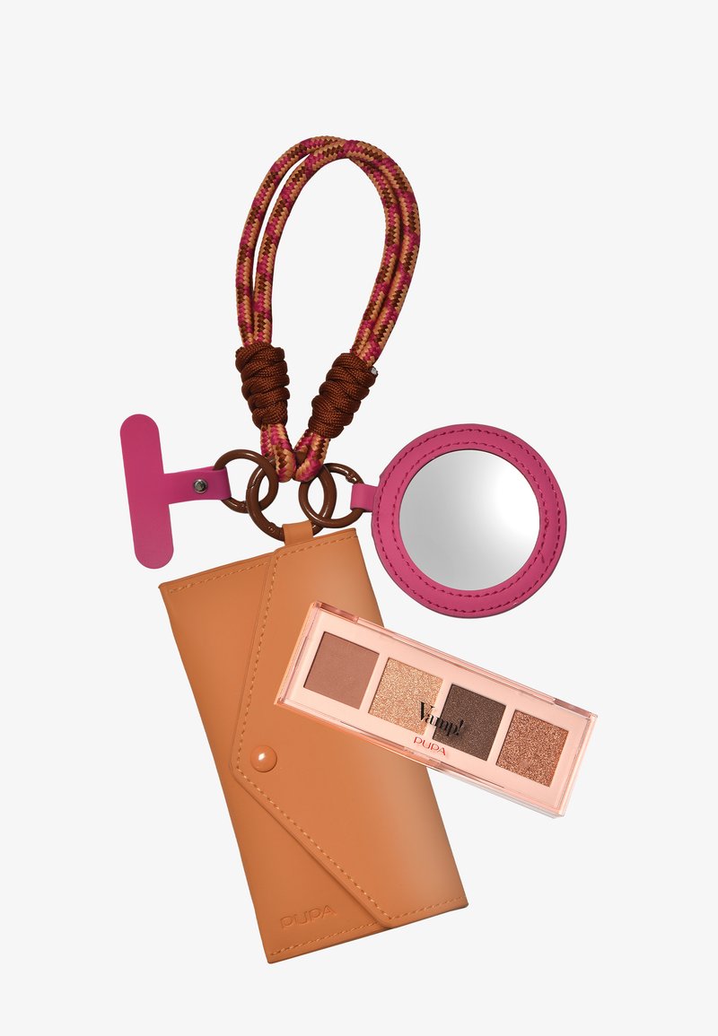 Cognackleurige leren portemonnee met een roze spiegel en een oogschaduwpalette met vier tinten. Heeft een gevlochten riem met roze en bruine accenten.