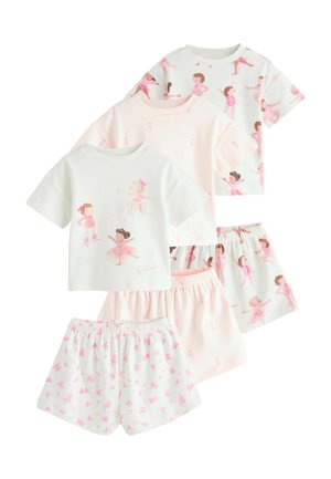 Tri sady detských tričiek s krátkym rukávom a šortiek s elastickým pásom s ružovými balerínami a kvetinovými vzormi na bielom a svetloružovom pozadí.