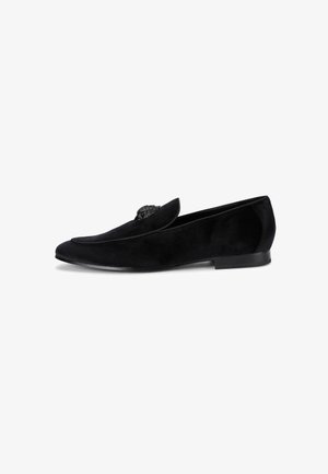Schwarze Wildleder-Loafer mit einem eleganten Design, spitz zulaufender Zehenpartie und einem komplizierten dekorativen Akzent am Kragen. Flacher Absatz.