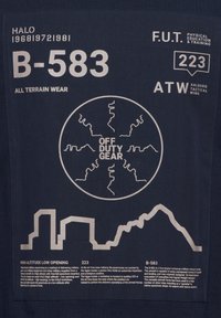Materiał w kolorze granatowym z białym tekstem o tematyce wojskowej, symbolami oraz konturem panoramy miasta, zawierający napisy "B-583", "Off Duty Gear" oraz odniesienia taktyczne.
