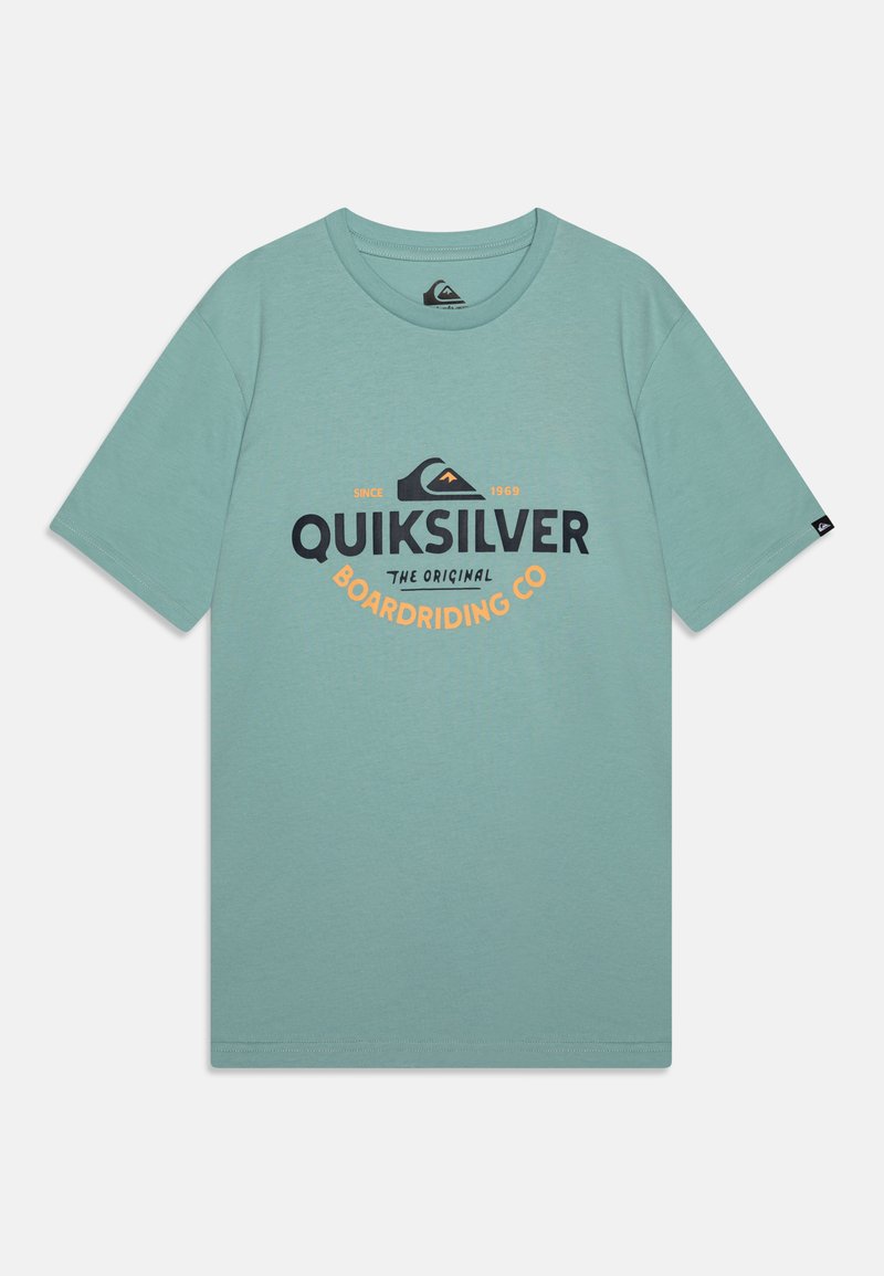 Tricou scurt cu mânecă, de culoare teal deschis, fabricat din bumbac moale, având un mare logo Quiksilver în negru și portocalie, însoțit de un grafic de munte.