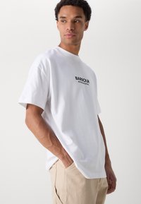Barbour International FORMULA - T-shirt estampada - white