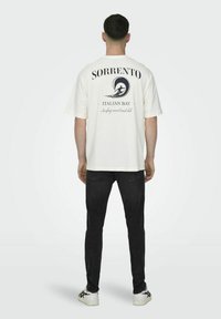 Only & Sons ONSMILO RLYES COAST - Camiseta estampada - bright white 2