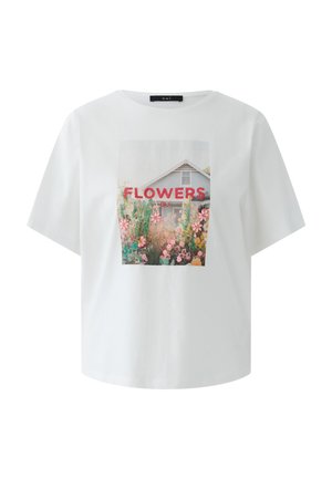T-shirt blanc à manches courtes avec un graphisme représentant une maison, des fleurs, et le mot "FLOWERS" en lettres rouges sur la poitrine.