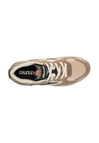 Sneaker beige e verde realizzato in materiali scamosciati e in rete, con design a lacci e linguetta imbottita. Presenta dettagli testurizzati e logo.
