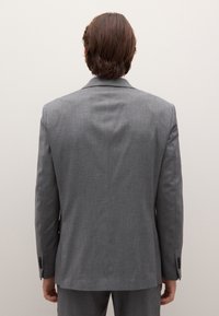 Grauer Anzugsakko, strukturierter Stoff, gekerbte Revers, einzelner Schlitz und geknöpfte Manschetten. Ansicht von hinten, zeigt maßgeschneiderte Passform und Schulterdetails.