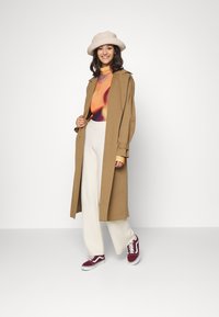 Vero Moda VMGOLD NEEDLE TROUSERS - Calças - birch