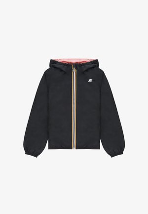 Giacca nera con cappuccio, fodera rosa, polsini elasticizzati e cerniera centrale con strisce multicolori e piccolo logo bianco sul petto.