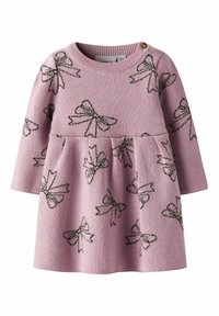 Abito lavorato a maglia rosa chiaro con maniche lunghe, caratterizzato da un motivo a fiocchi neri e una gonna arricciata. Un bottone dorato come dettaglio vicino al collo.