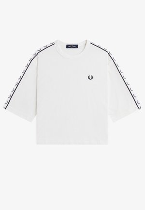 Weißes T-Shirt mit kurzen Ärmeln, schwarzen Lorbeerkranz-Logos auf den Ärmeln und kleinem Logo auf der linken Brust, Rundhalsausschnitt und lockerer Passform.