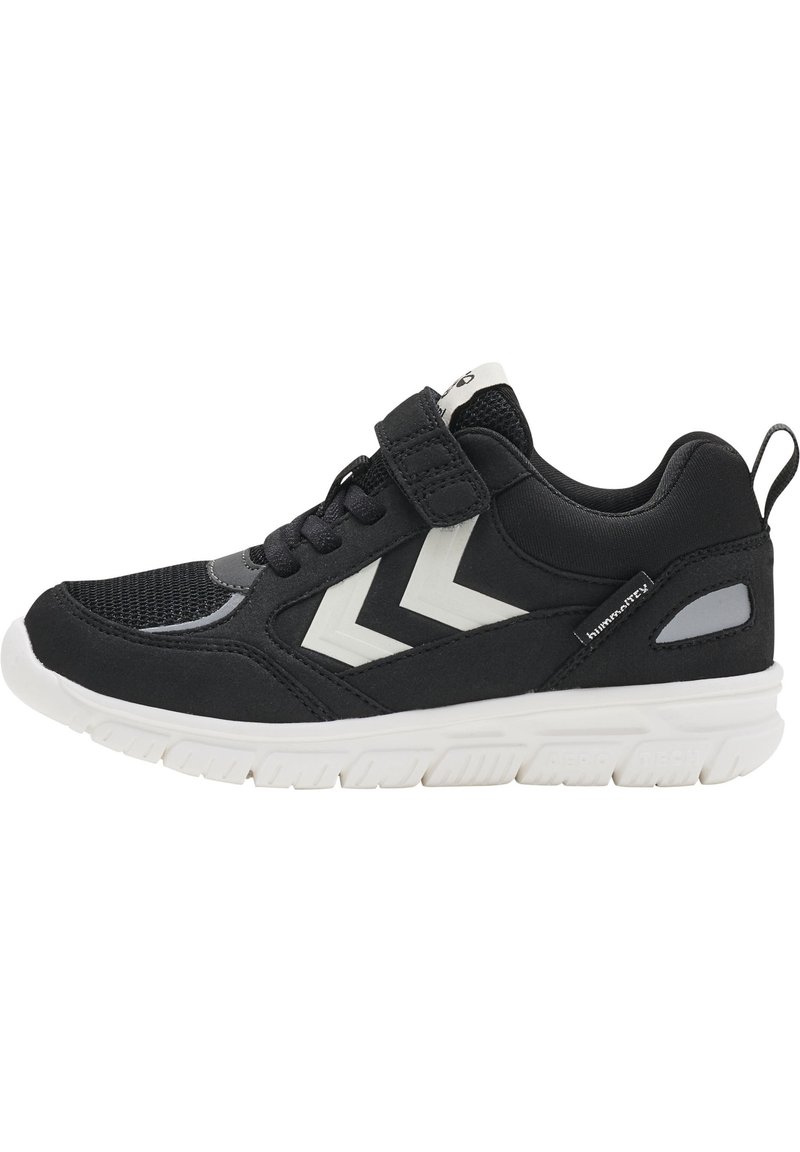 Schwarzer Sportschuh mit einem Obermaterial aus Mesh und Synthetik, weißer Sohle, Klettverschluss und kontrastierenden weißen Wellenakzenten.