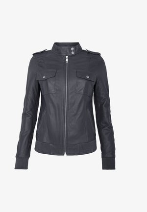 Chaqueta de cuero negro con cremallera frontal, dos bolsillos en el pecho con solapa y botones de presión, hombreras y puños y dobladillo acanalados.