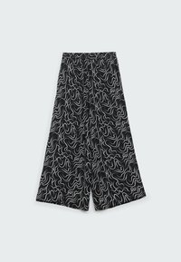 Černé kalhoty s vlnitým bílým vzorem, s širokými nohavicemi a elastickým pasem. Hladká látka s volným střihem.